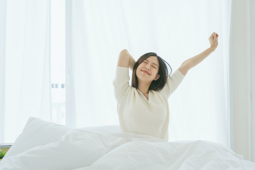 目が覚めた女性