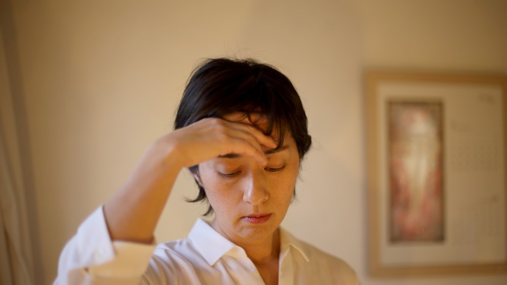頭を抱える女性